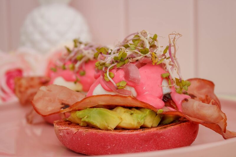 Sanduíche de brunch da Nês com pão rosa e ovo