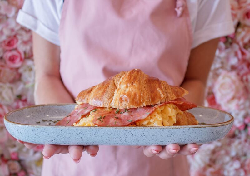 Croissant salgado preparado pela Nês e servido à mesa