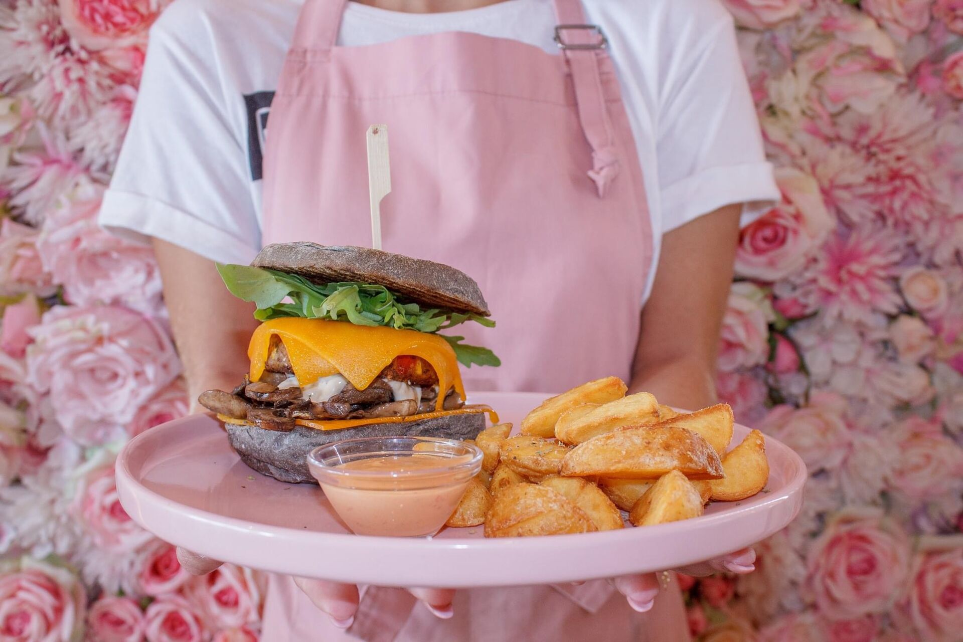 Hambúrguer e batatas preparados na Nês — ampliar fotografia