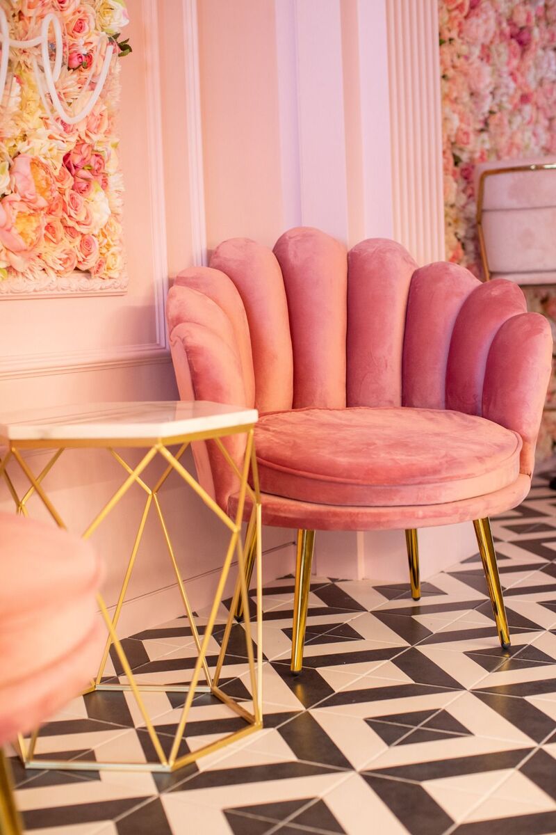 Uma poltrona rosa e mesa à sua espera na Nês