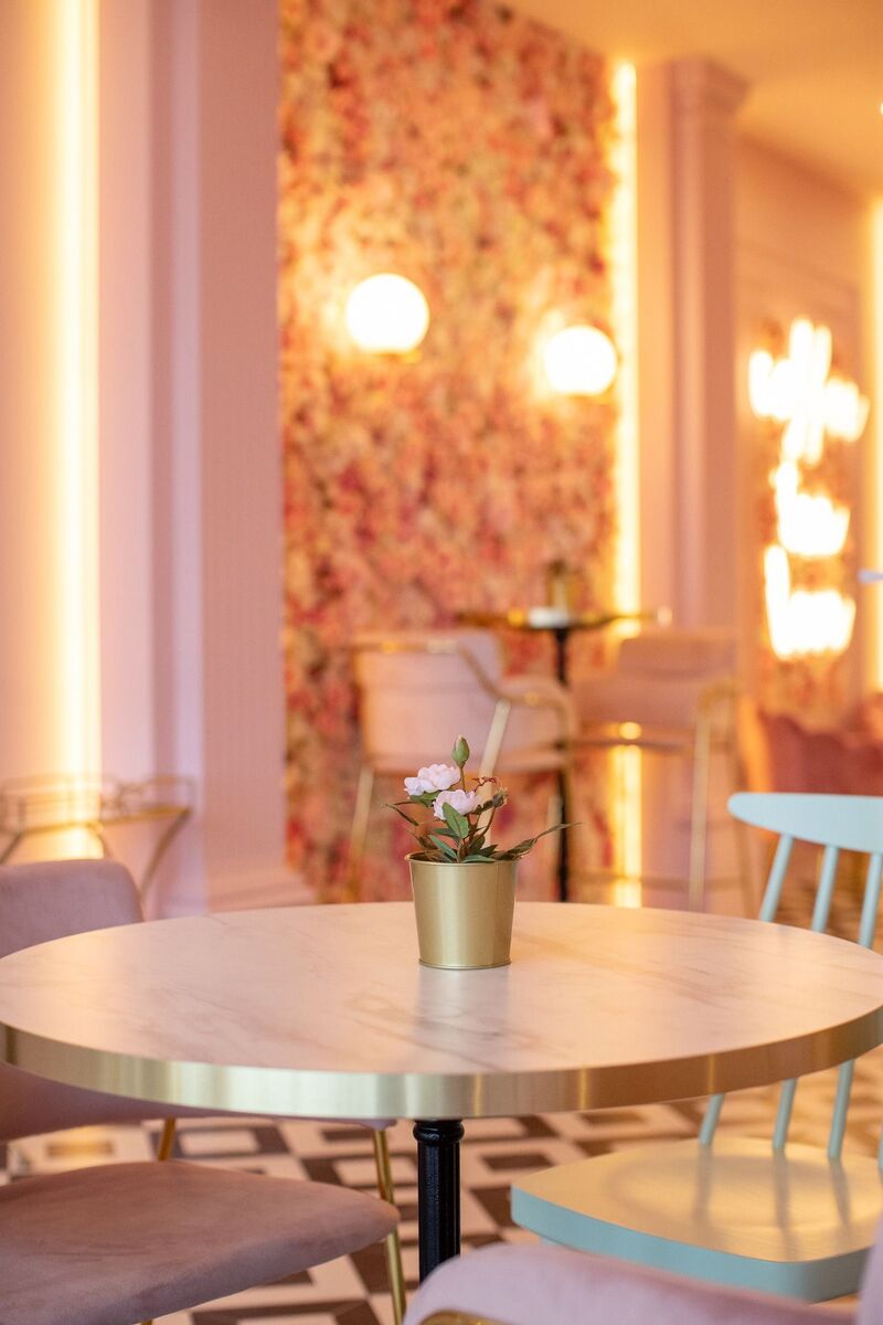 Detalhe acolhedor de uma mesa da Nês com decoração floral