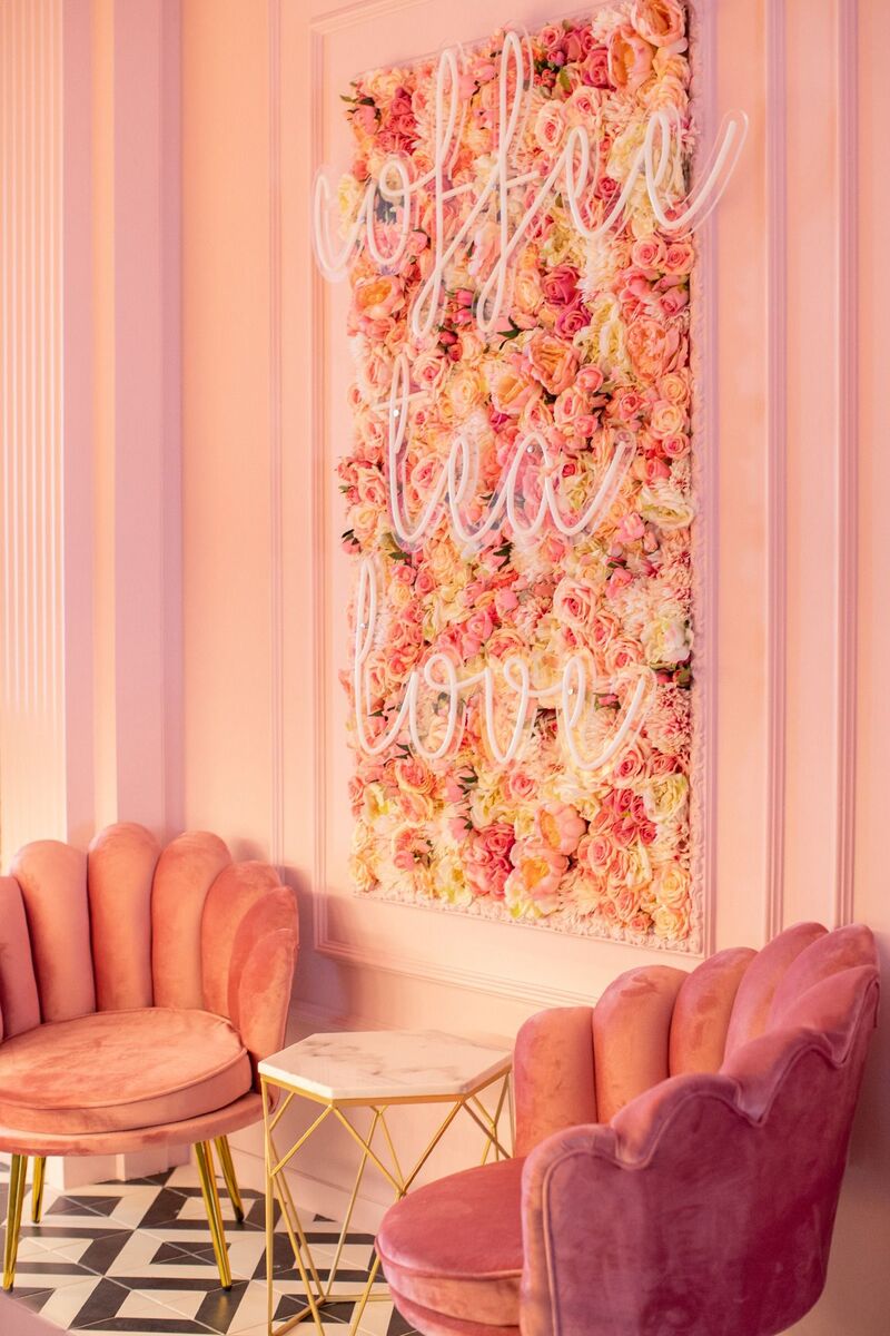 Poltronas rosa e decoração floral da Nês — ampliar fotografia