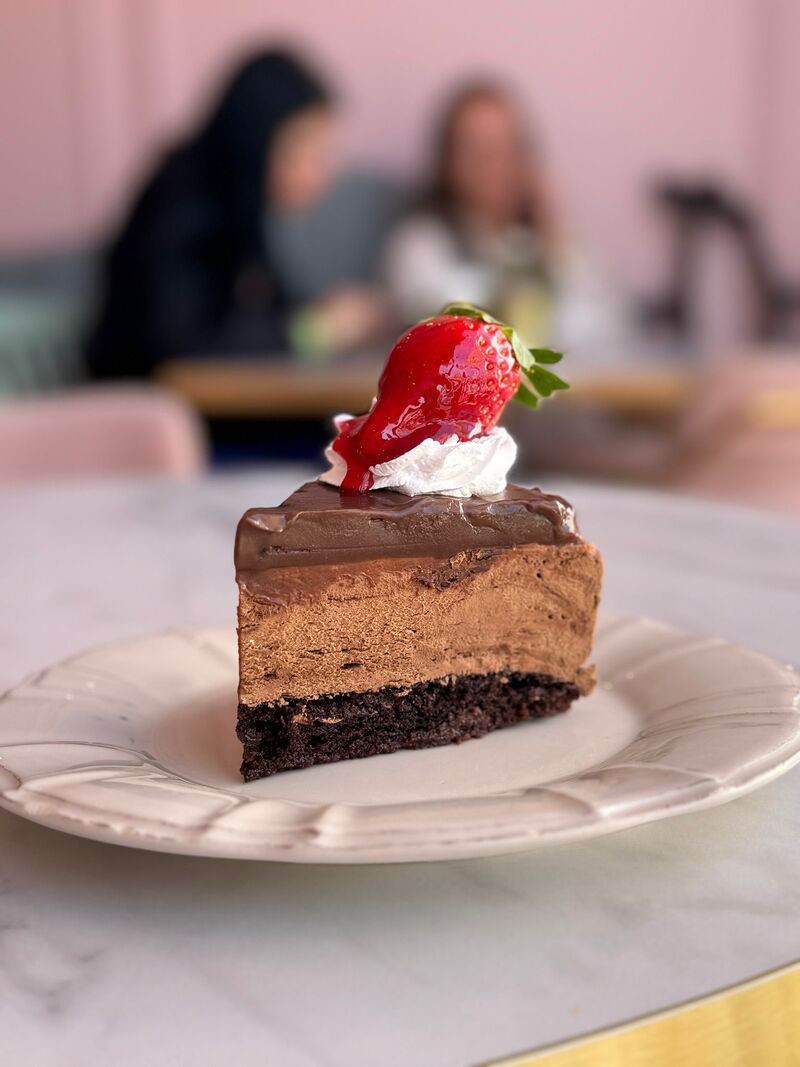 Fatia de bolo de chocolate com morango — ampliar fotografia