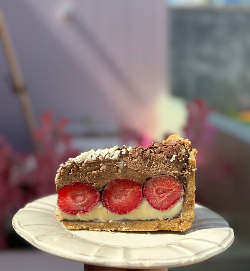 Fatia de bolo de chocolate da Nês recheada com morangos